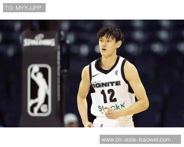 曾凡博全力以赴抢断狄龙皮球倒地争抢引发犯规争议